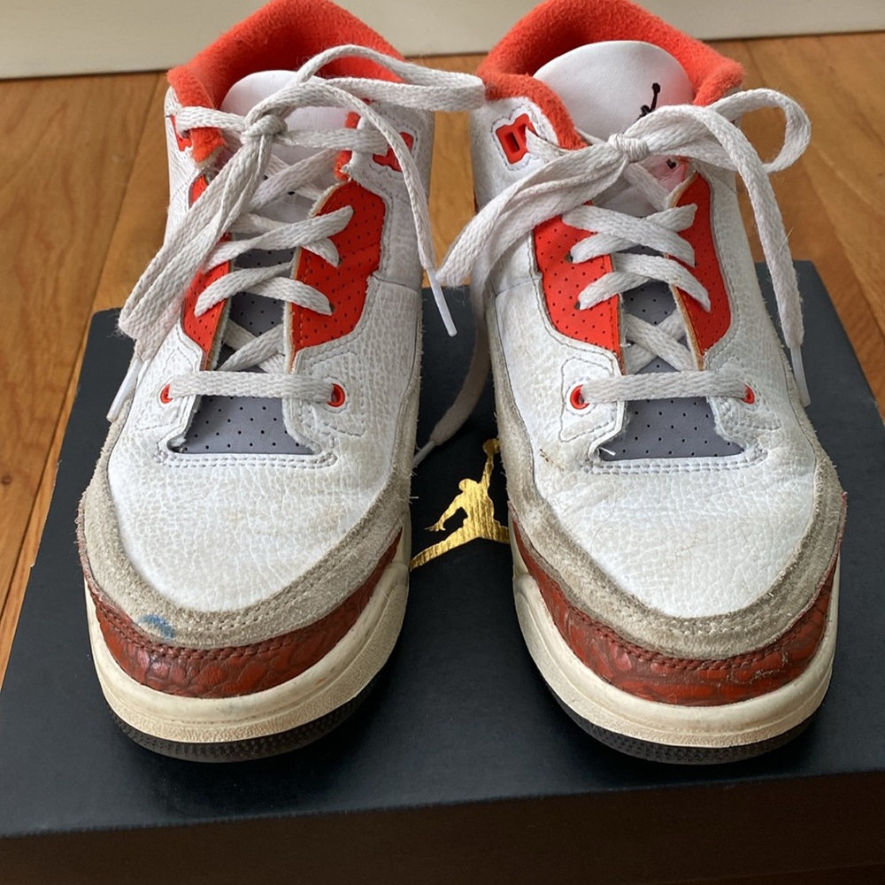 Used Jordan 3 Retro. Size 2 - Picture 2 of 6